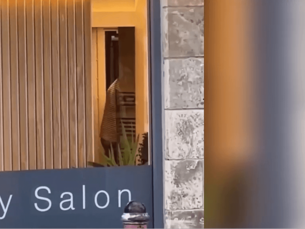 Ein Pub-Gast konnte die Sex-Szene in einem Friseursalon mit ansehen und filmte alles.