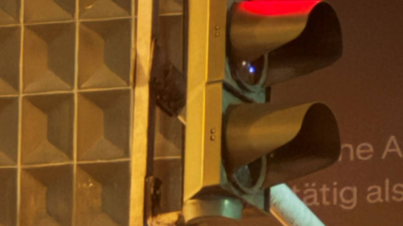 Diese Eule wurde auf einer Ampel in Köln entdeckt und fotografiert.
