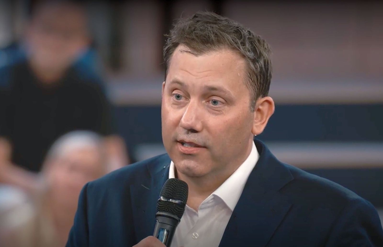SPD-Chef Lars Klingbeil kam in der „ARD“-Arena am Montagabend sichtlich ins Schwitzen, als er sich den Fragen der Bürgerinnen und Bürger stellte. (Bild: ARD)