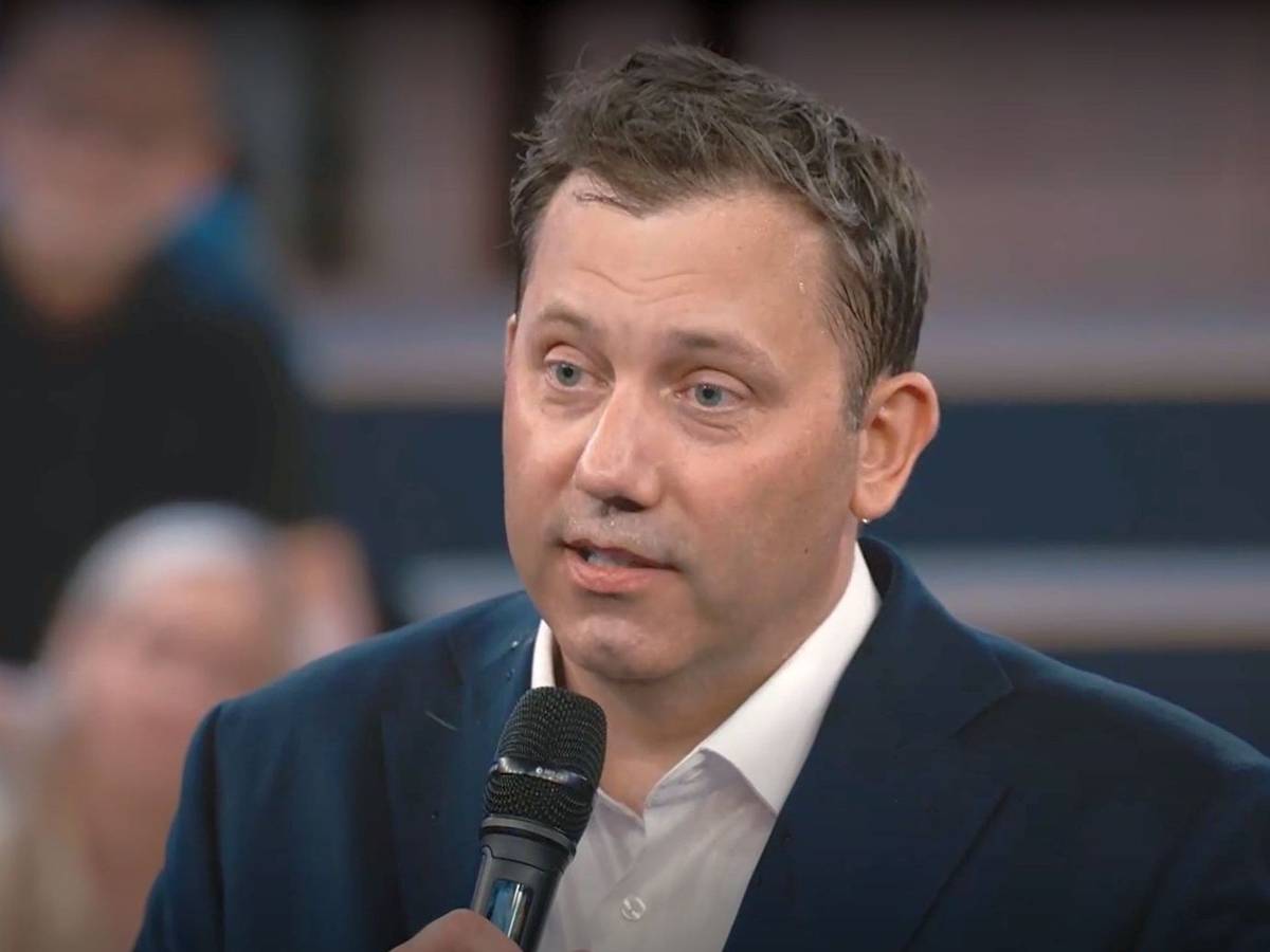 SPD-Chef Lars Klingbeil kam in der „ARD“-Arena am Montagabend sichtlich ins Schwitzen, als er sich den Fragen der Bürgerinnen und Bürger stellte. (Bild: ARD)