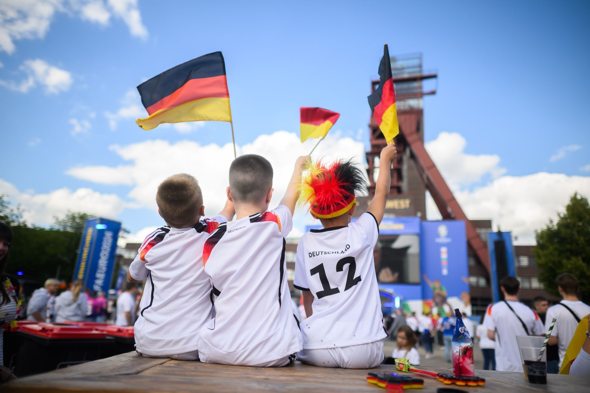 Kinder verfolgen ein Fußball-Spiel beim Public Viewing