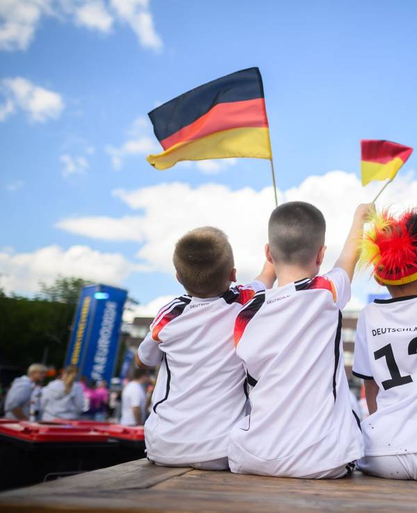 Kinder verfolgen ein Fußball-Spiel beim Public Viewing