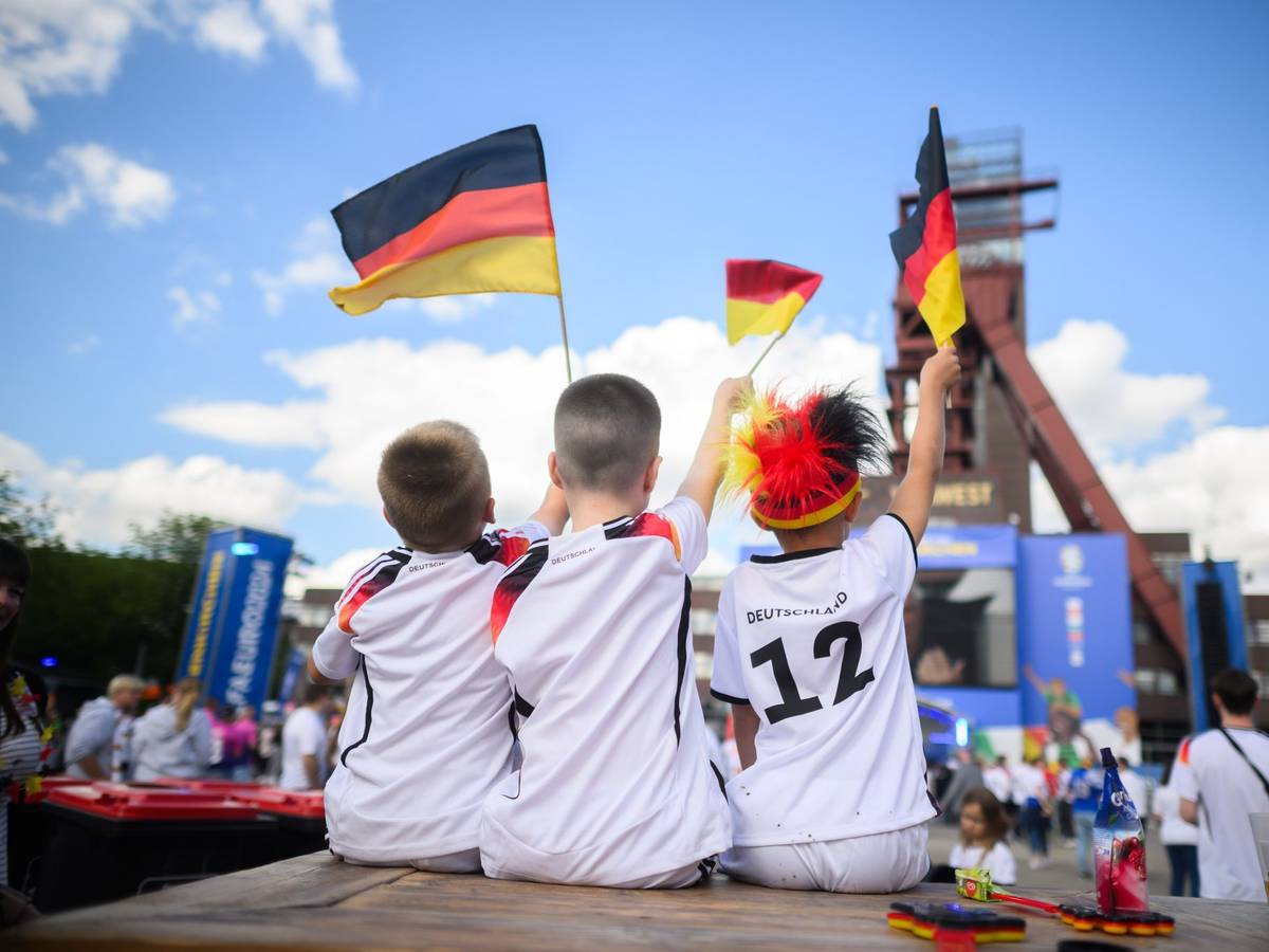 Kinder verfolgen ein Fußball-Spiel beim Public Viewing