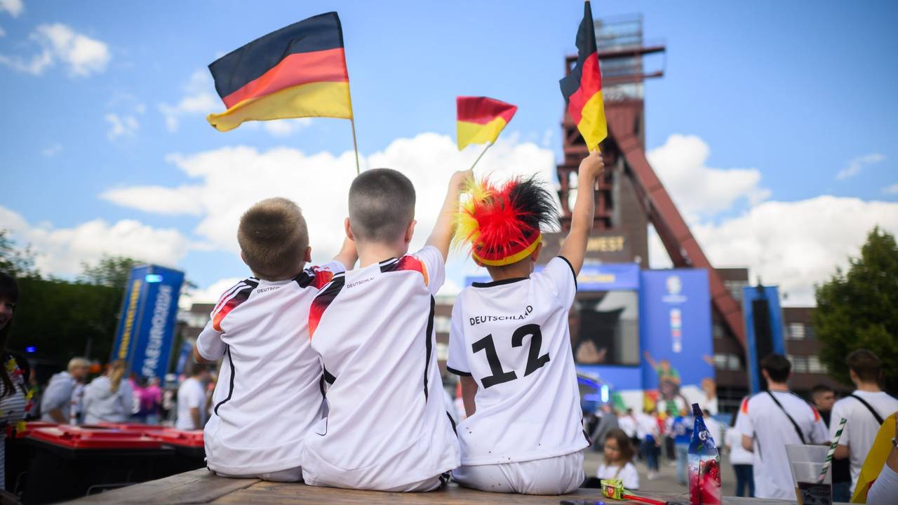 Kinder verfolgen ein Fußball-Spiel beim Public Viewing