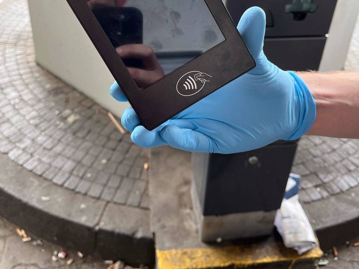 Ein manipuliertes Kartenlesegerät an einem Parkscheinautomaten.