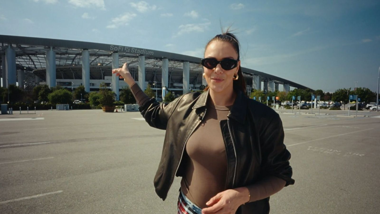 Esther Sedlaczek hat sich beim WM-Stadion in Los Angeles umgeschaut - und auf dem Parkplatz davor. (Bild: SWR)
