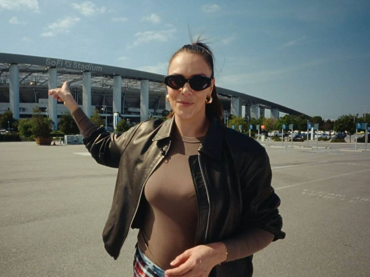 Esther Sedlaczek hat sich beim WM-Stadion in Los Angeles umgeschaut - und auf dem Parkplatz davor. (Bild: SWR)
