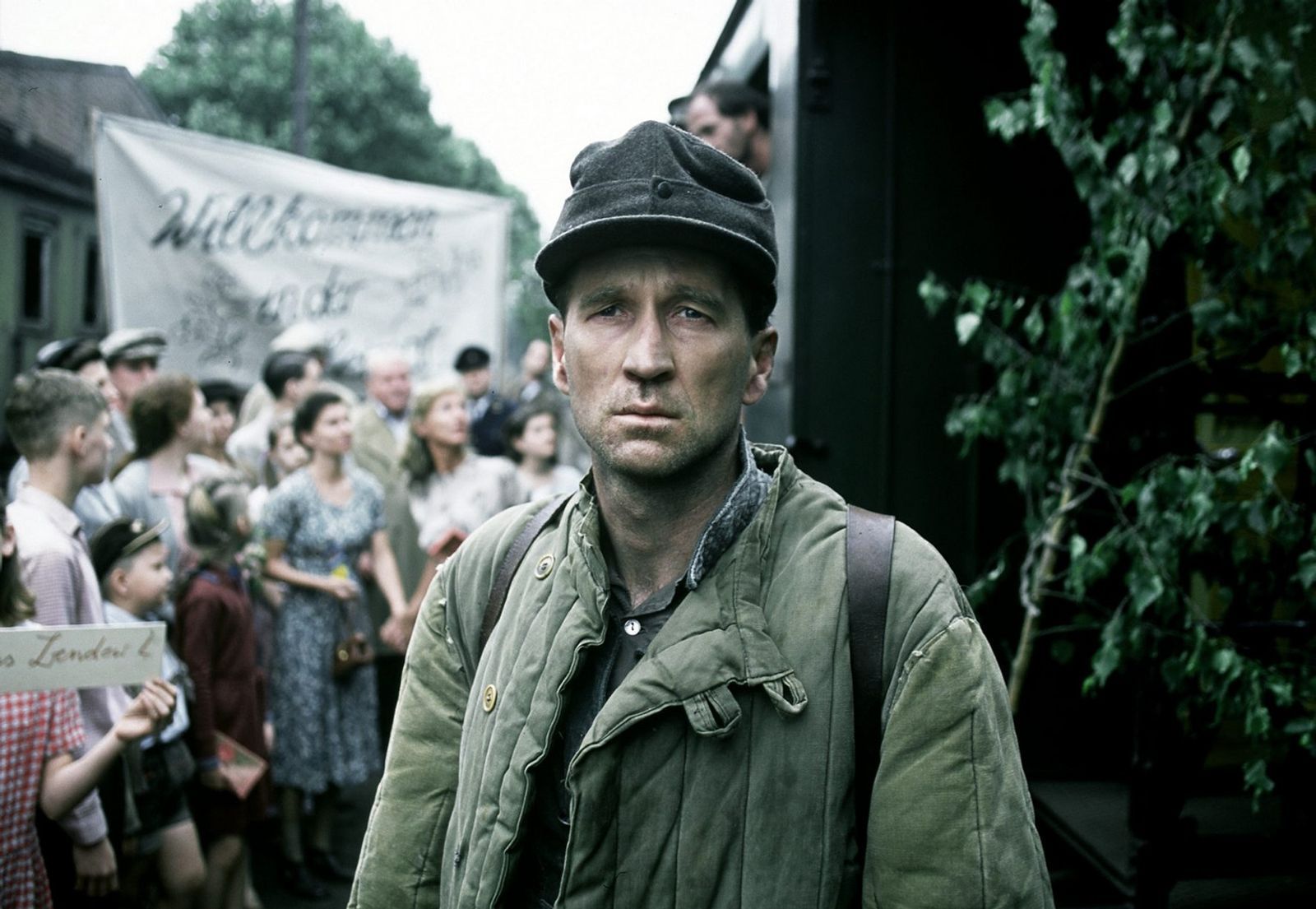 Matthias' Vater Richard Lubanski (Peter Lohmeyer) war in sowjetischer Kriegsgefangenschaft und kehrt nach elf Jahren zurück in seine Heimat. (Bild: kabel eins / Senator Film)
