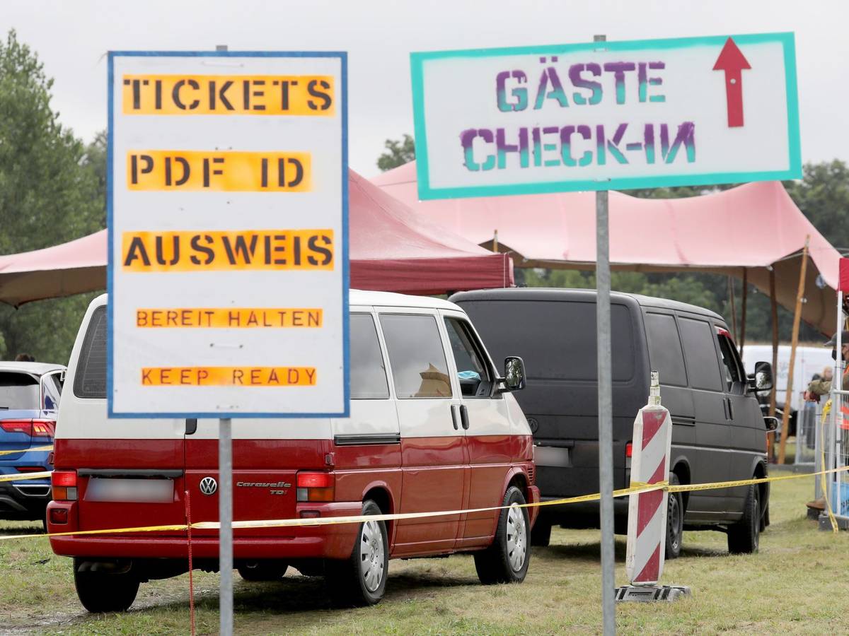 Autos bei der Anfahrt zu einem Festival
