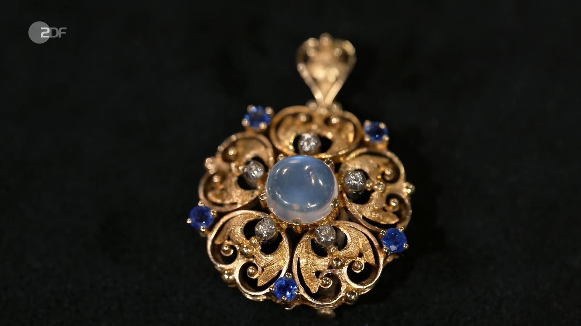 Die goldene Brosche mit Diamanten, Saphiren und einem Mondstein aus den 1950er-Jahren war 1.000 bis 1.200 Euro wert.
(Bild: ZDF)