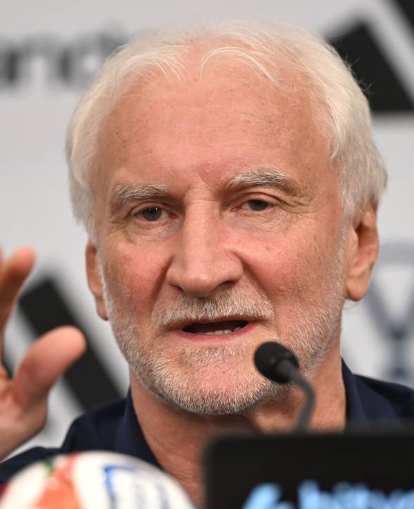 DFB-Sportdirektor Rudi Völler spricht bei einer Pressekonferenz.