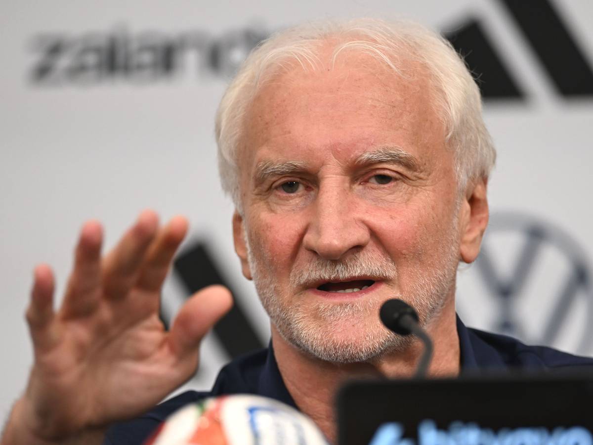 DFB-Sportdirektor Rudi Völler spricht bei einer Pressekonferenz.