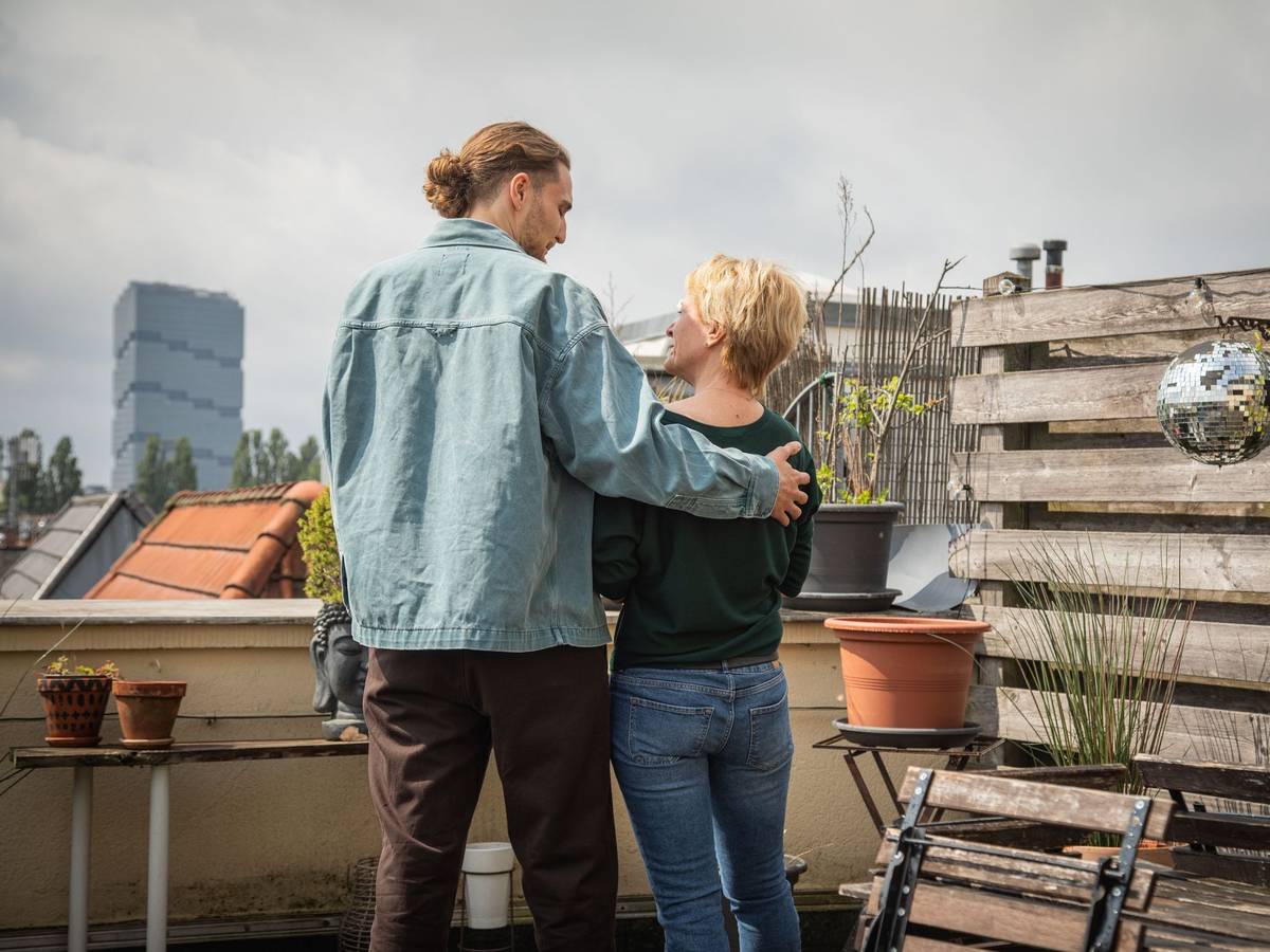 Ein Mann und eine Frau stehen gemeinsam auf einer Terrasse