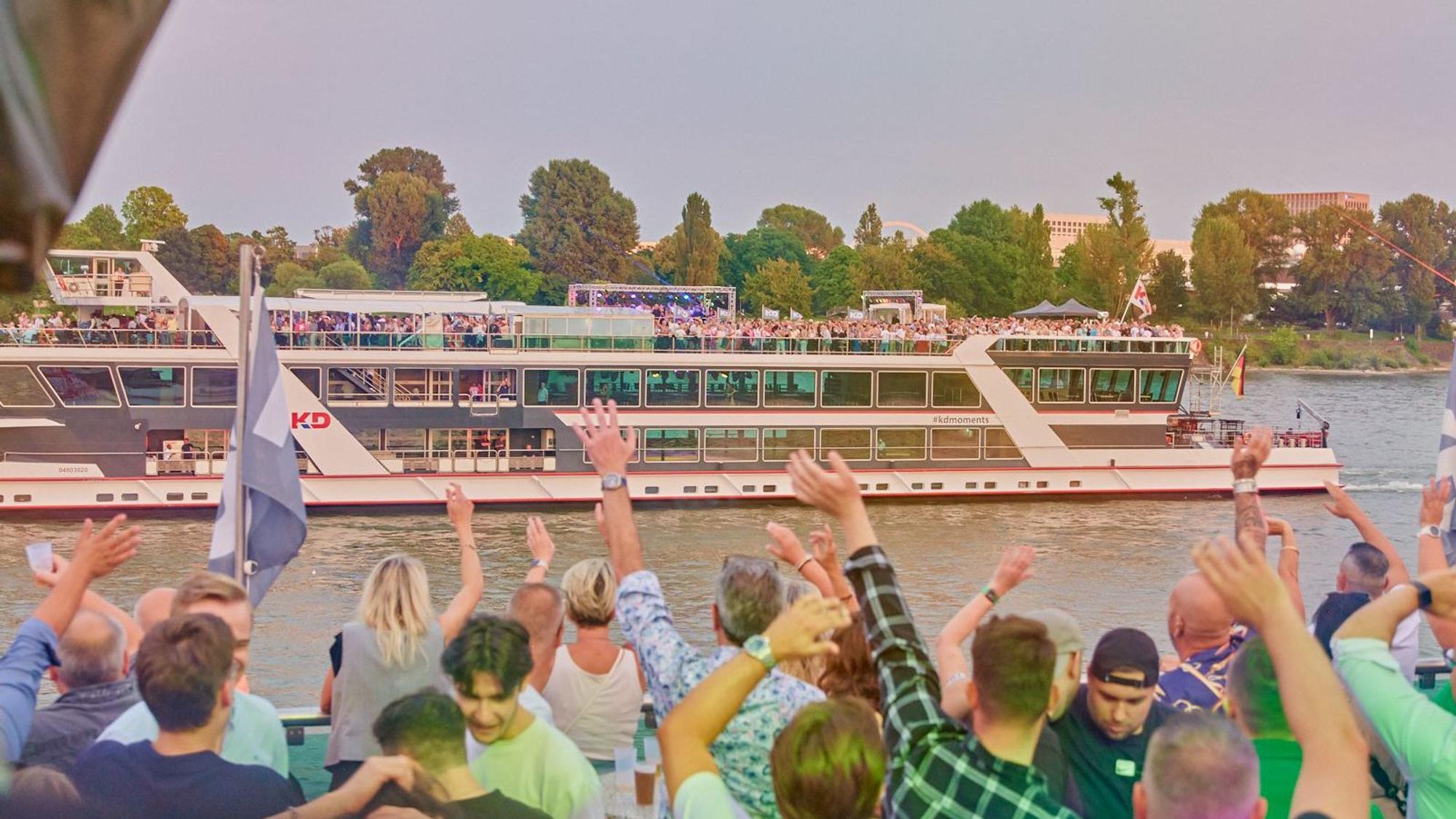 EXPRESS Ü29: Party auf dem KD-Schiff