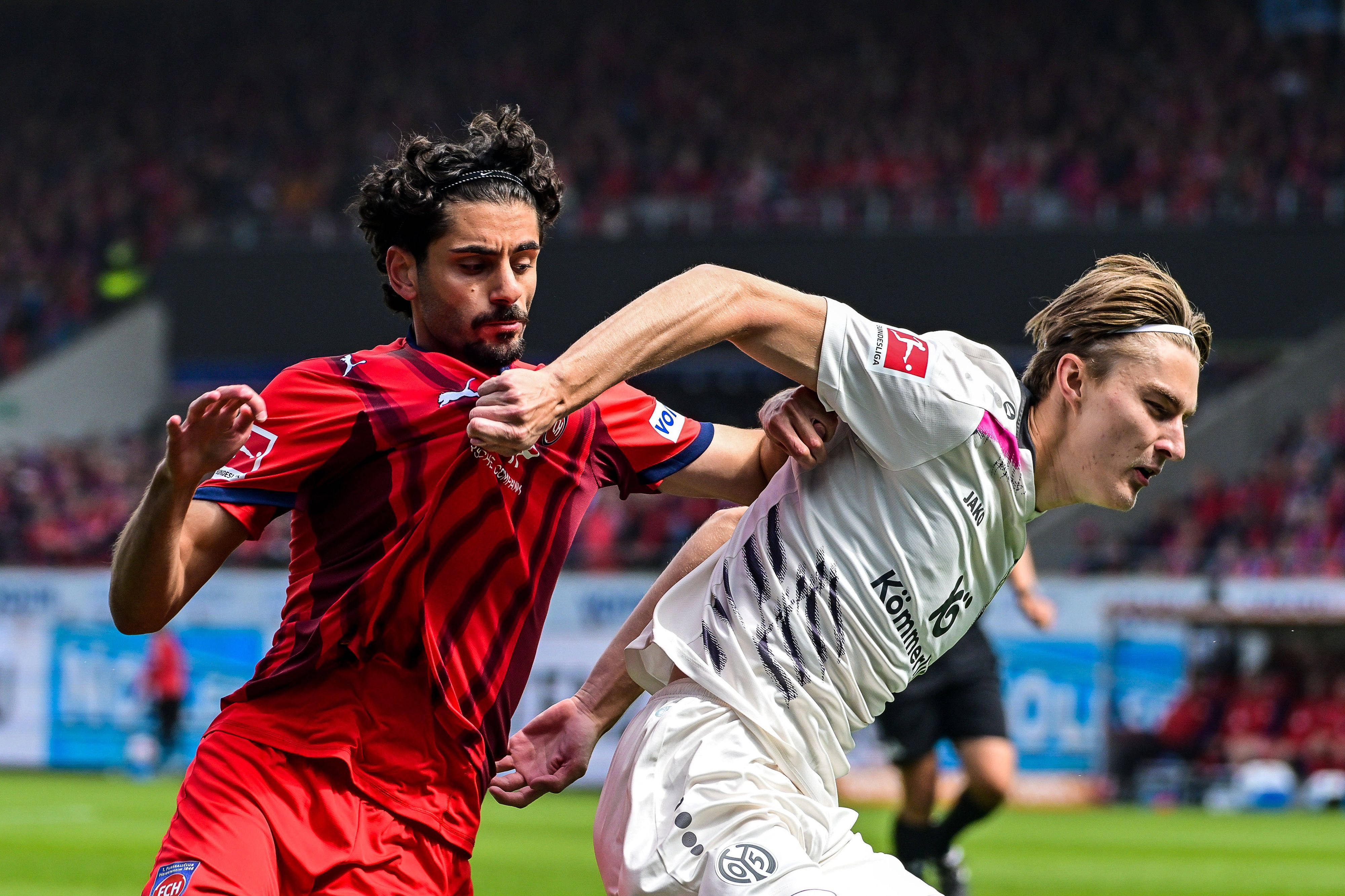 Mainz-Profi Kacper Potulski (r.) im Zweikampf mit Eren Dinkci vom FC Heidenheim.