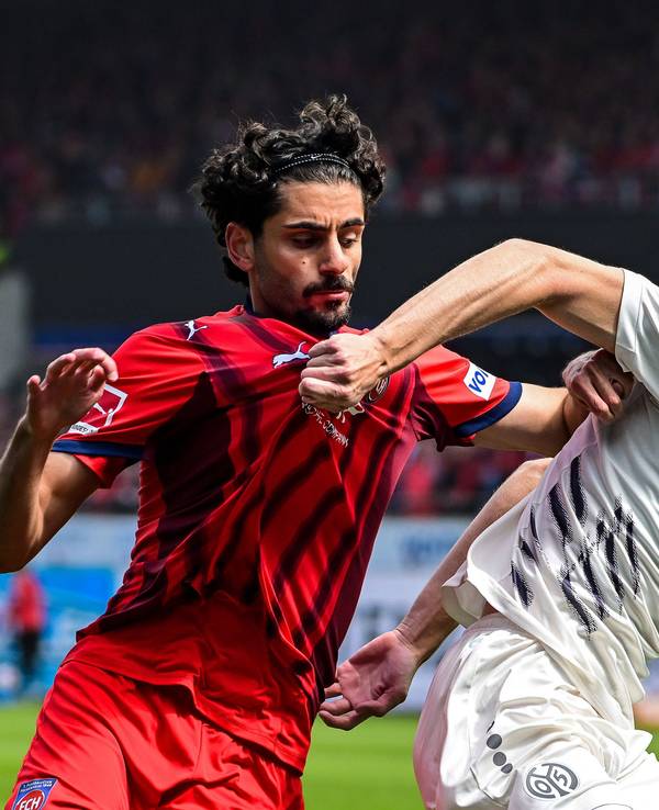 Mainz-Profi Kacper Potulski (r.) im Zweikampf mit Eren Dinkci vom FC Heidenheim.