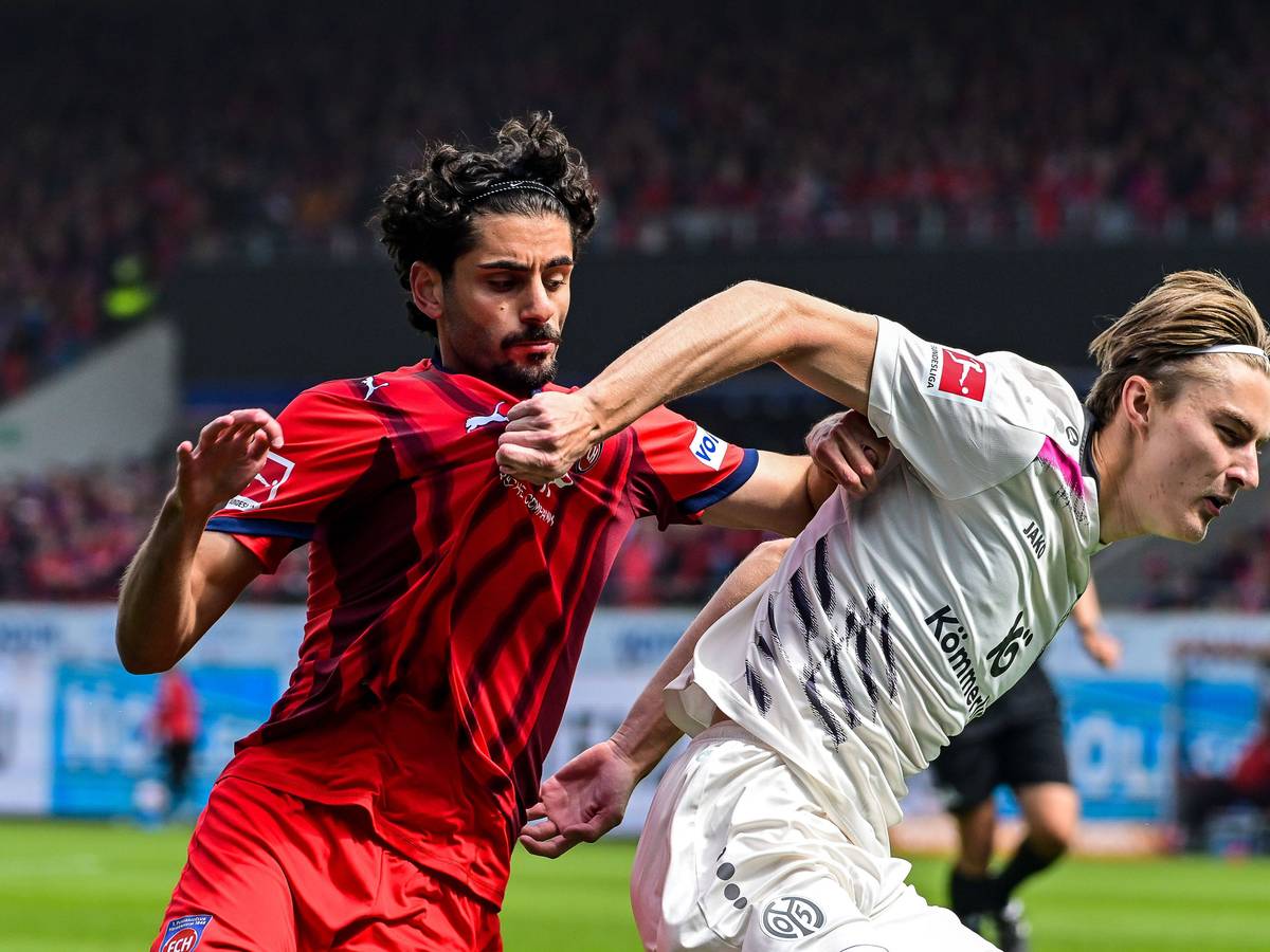 Mainz-Profi Kacper Potulski (r.) im Zweikampf mit Eren Dinkci vom FC Heidenheim.