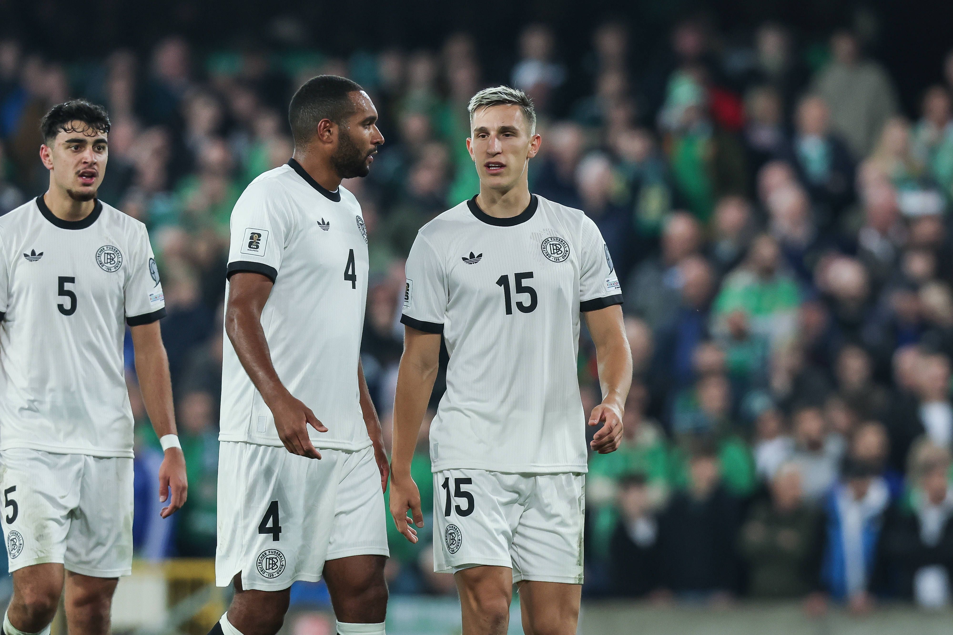 Jonathan Tah und Nico Schlotterbeck (r.) unterhalten sich auf dem Spielfeld.