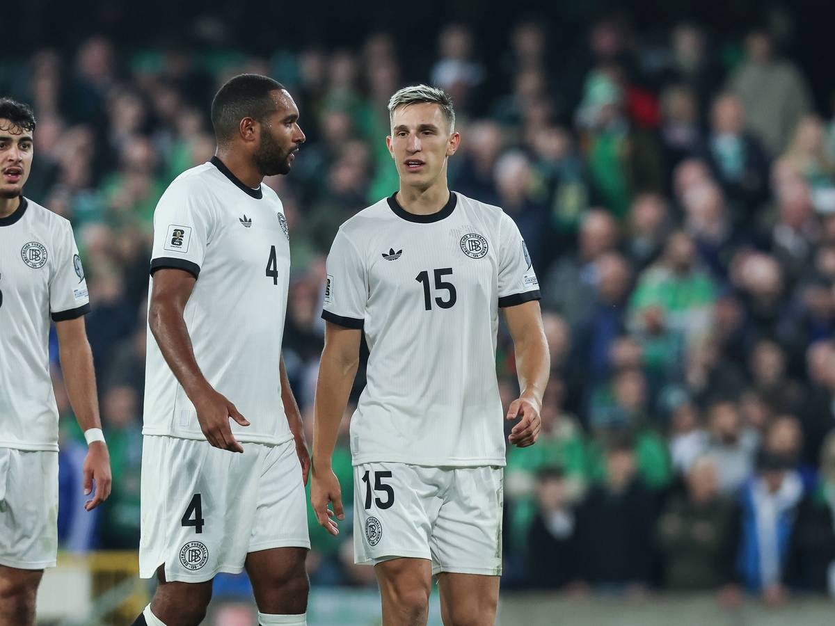 Jonathan Tah und Nico Schlotterbeck (r.) unterhalten sich auf dem Spielfeld.