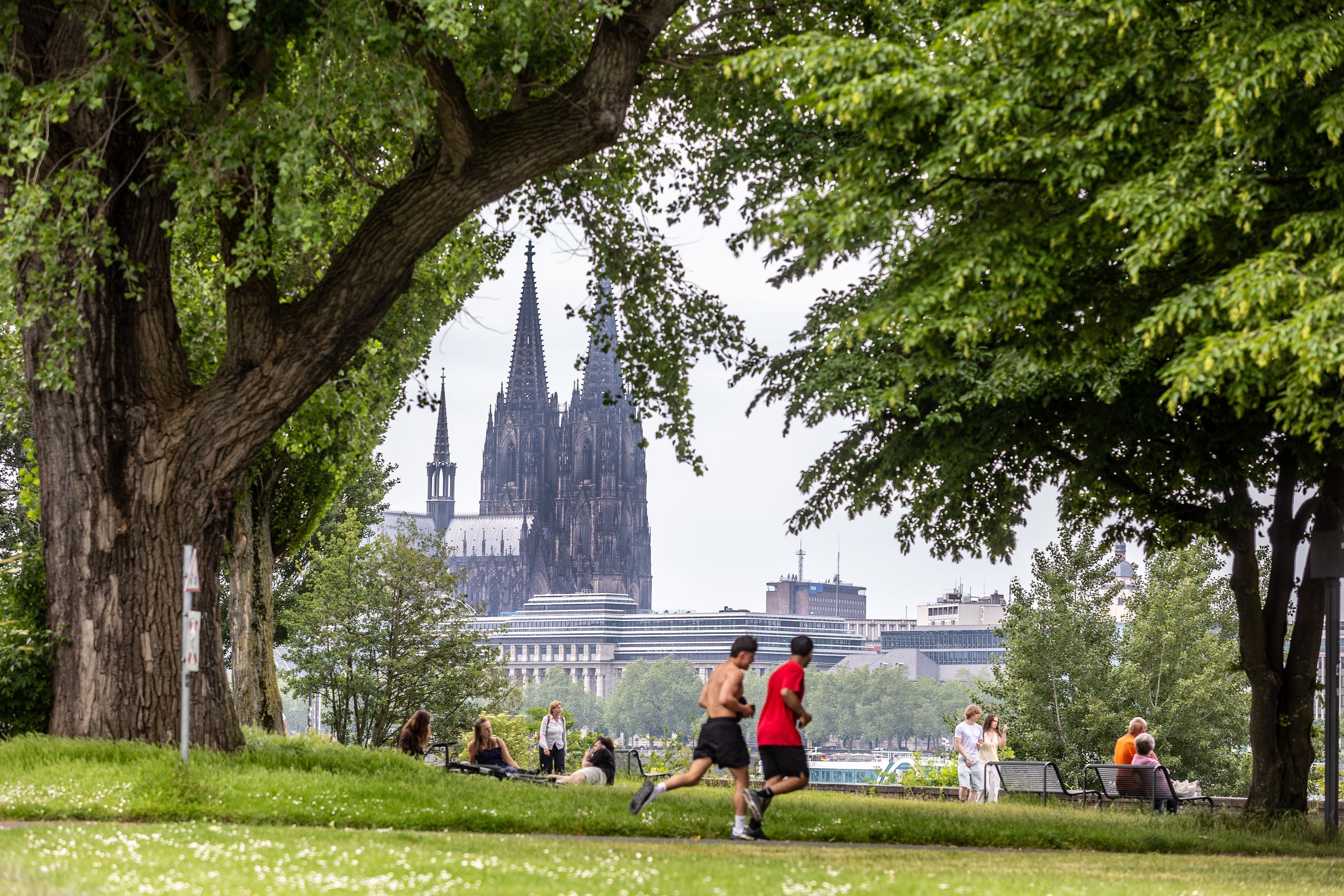 Kölner sind glücklich, auch wenn das die Studie nicht hergibt. In der Domstadt übertrifft die Lebenszufriedenheit demnach die messbaren Lebensbedingungen. (Symbolfoto)