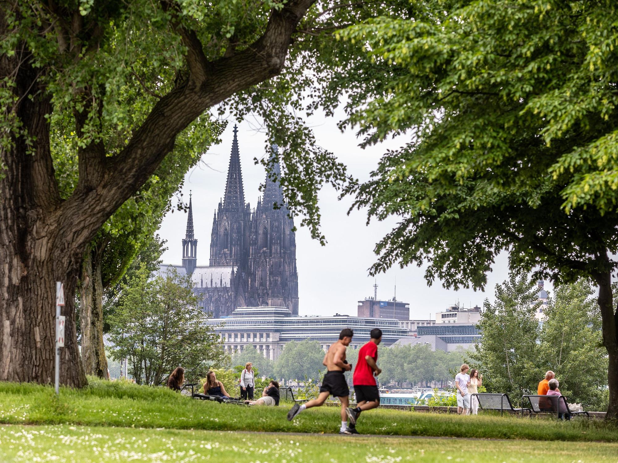 Kölner sind glücklich, auch wenn das die Studie nicht hergibt. In der Domstadt übertrifft die Lebenszufriedenheit demnach die messbaren Lebensbedingungen. (Symbolfoto)