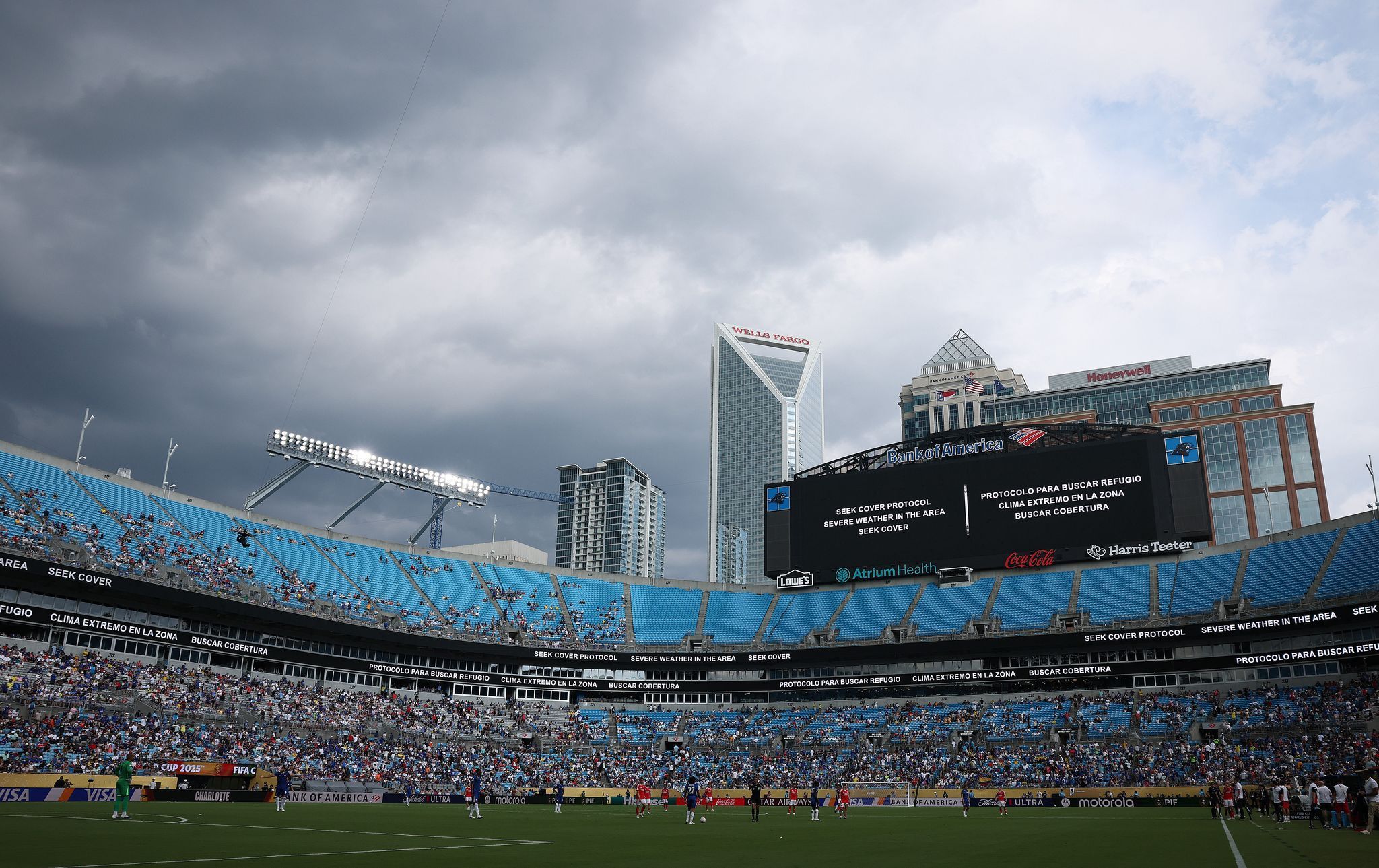 Dunkle Wolken über dem Fußballstadion in Charlotte