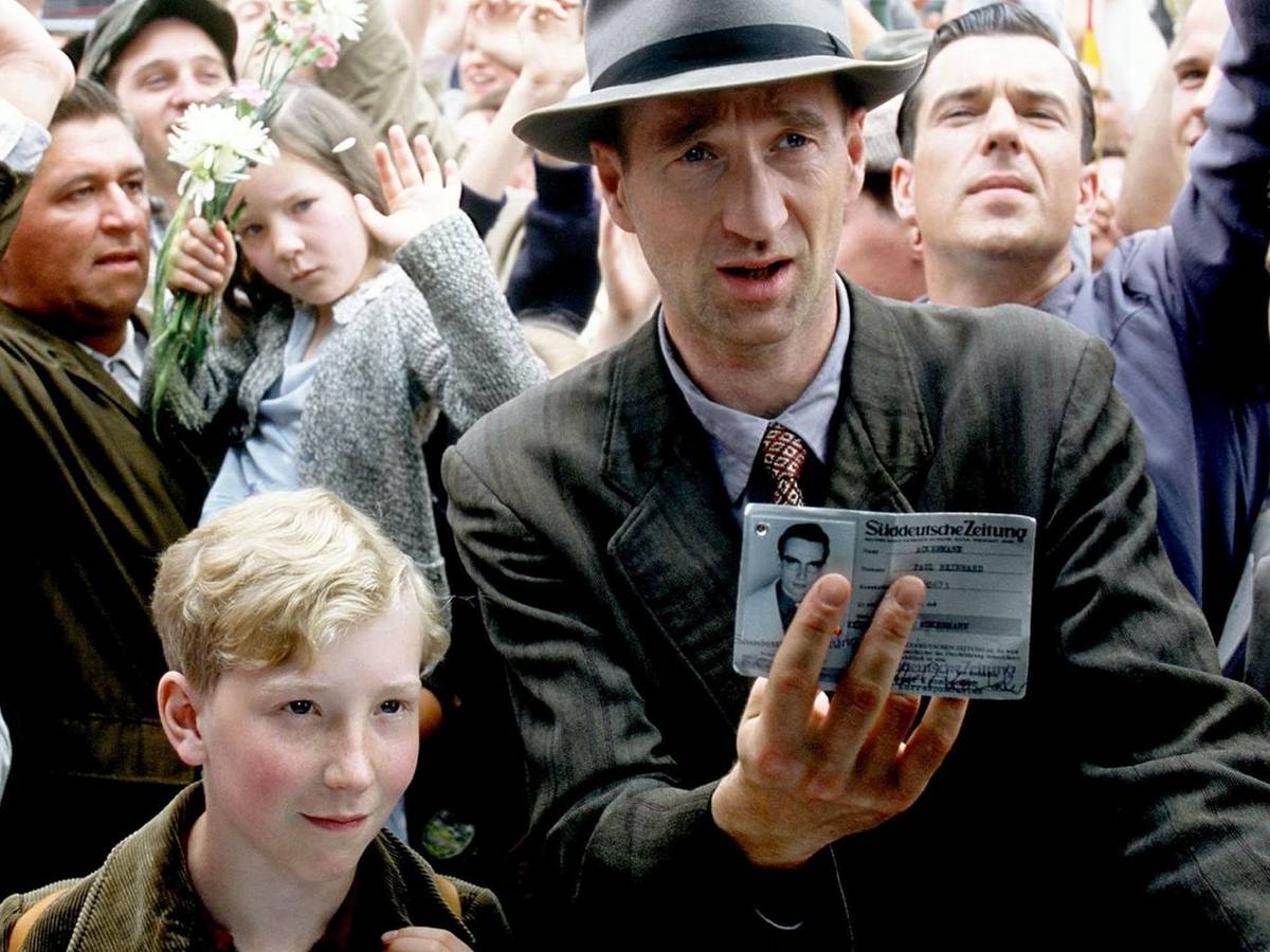 Szene aus dem Fußballfilm „Das Wunder von Bern“: Richard (Peter Lohmeyer, rechts) hat eine große Überraschung für seinen Sohn Matthias (Louis Klamroth): Sie fahren zusammen in die Schweiz zum Finale der WM. (Bild: kabel eins / Senator Film)
