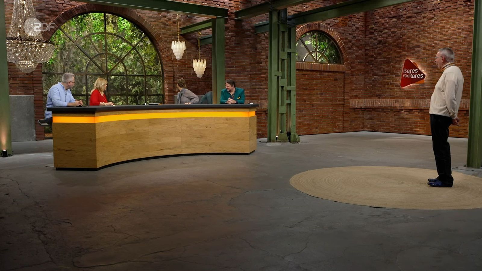 Völlig geblendet von der Schönheit des Steins zögerte „Bares für Rares“-Händler Wolfgang Pauritsch nicht lange. Er schnappte sich das Schmuckstück und rannte aus dem Händlerraum ...
 (Bild: ZDF)