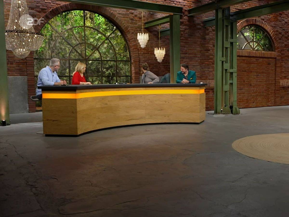 Völlig geblendet von der Schönheit des Steins zögerte „Bares für Rares“-Händler Wolfgang Pauritsch nicht lange. Er schnappte sich das Schmuckstück und rannte aus dem Händlerraum ...
(Bild: ZDF)