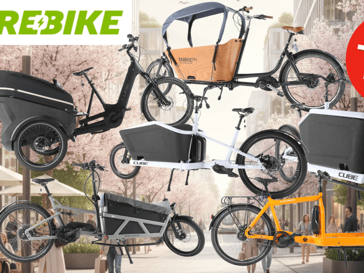 E-Lastenräder unterschiedlicher Marken (u. a. Cube, Babboe, Riese & Müller) vor dem Hintergrund einer Innenstadt, Fußgängerzone, mit blühenden Bäumen am Straßenrand, Rebike-Logo.