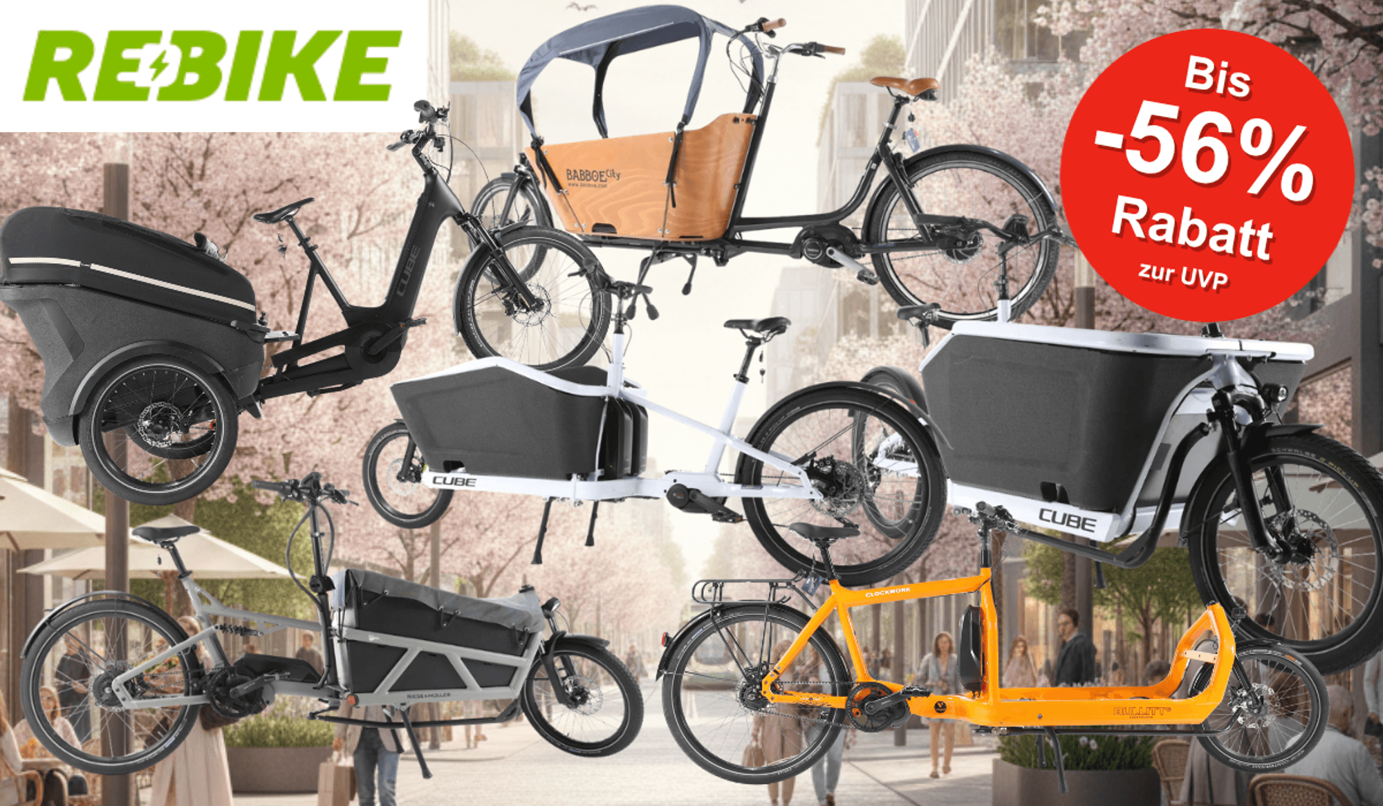 E-Lastenräder unterschiedlicher Marken (u. a. Cube, Babboe, Riese & Müller) vor dem Hintergrund einer Innenstadt, Fußgängerzone, mit blühenden Bäumen am Straßenrand, Rebike-Logo.