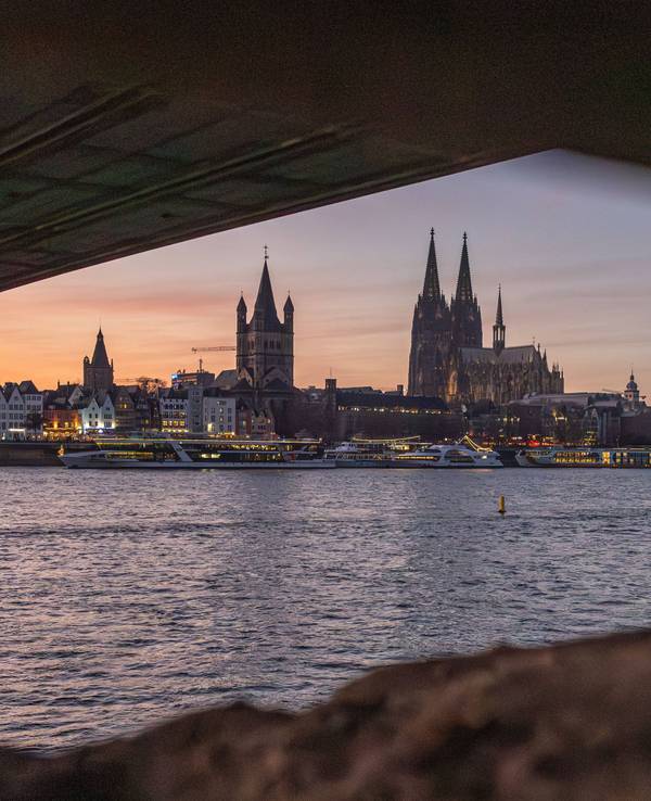 Sonnenuntergang an der Deutzer Brücke in Köln: Der Rhein ist dreckiger als gedacht.