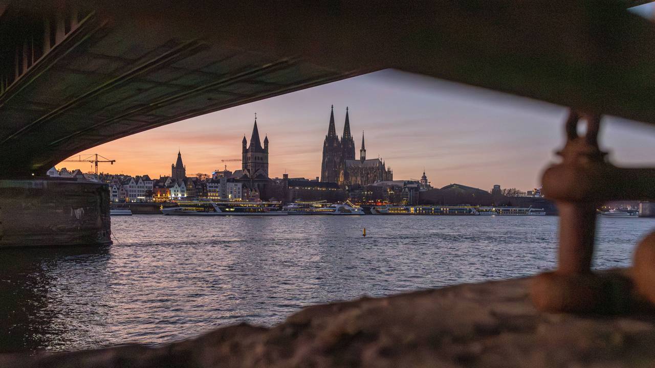 Sonnenuntergang an der Deutzer Brücke in Köln: Der Rhein ist dreckiger als gedacht.