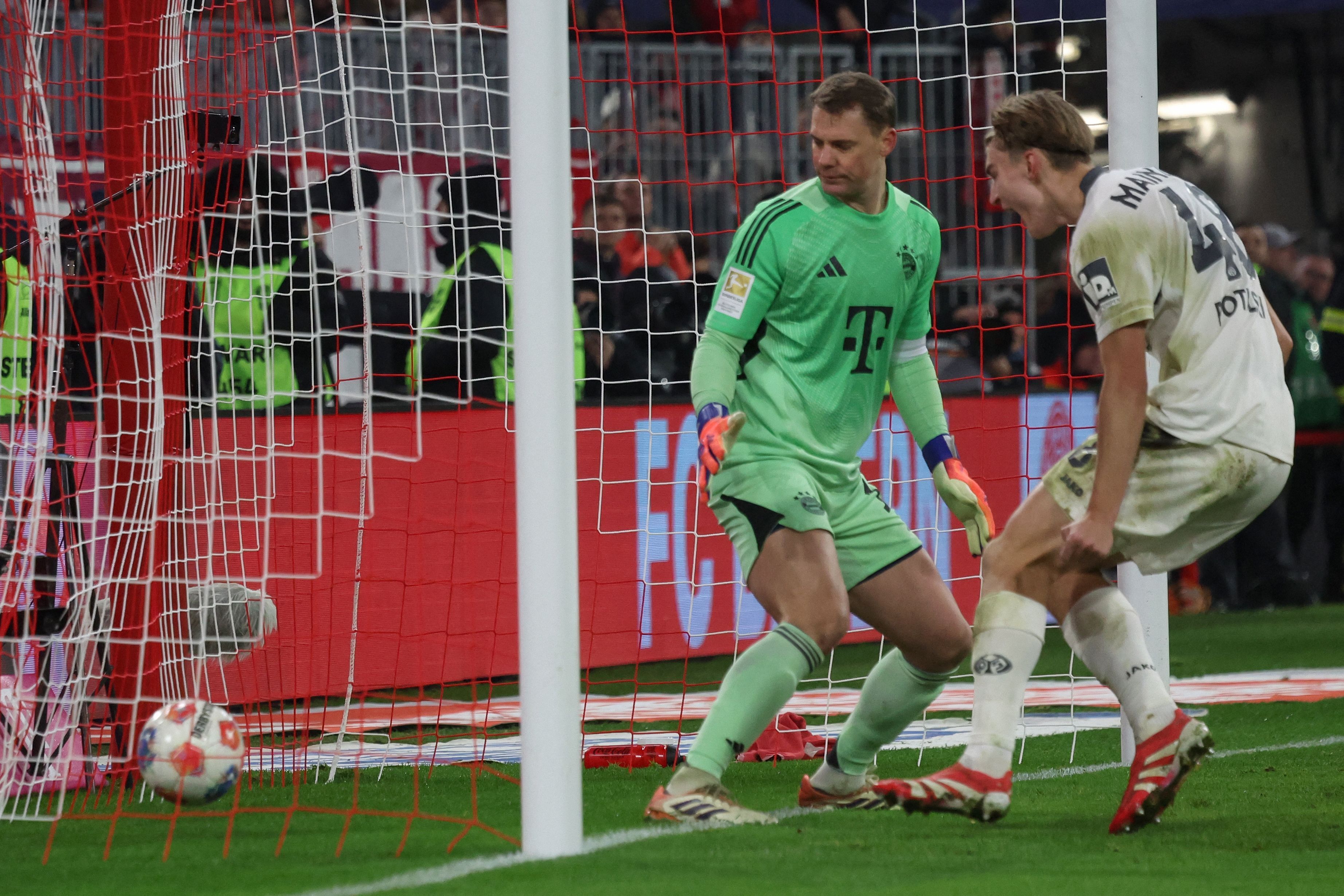 Kacper Potulski (r.) trifft gegen Manuel Neuer