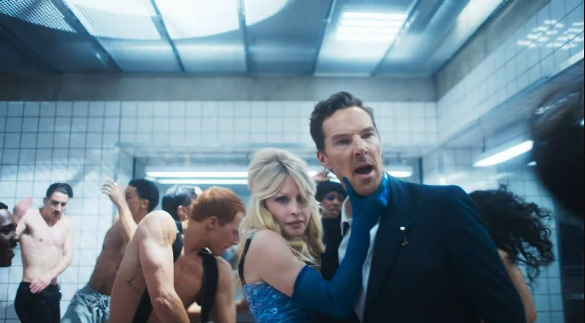 Zwischen den Tänzerinnen und Tänzern taucht in Madonnas Kurzfilm auch Schauspieler Benedict Cumberbatch auf. (Bild: YouTube/ Madonna)