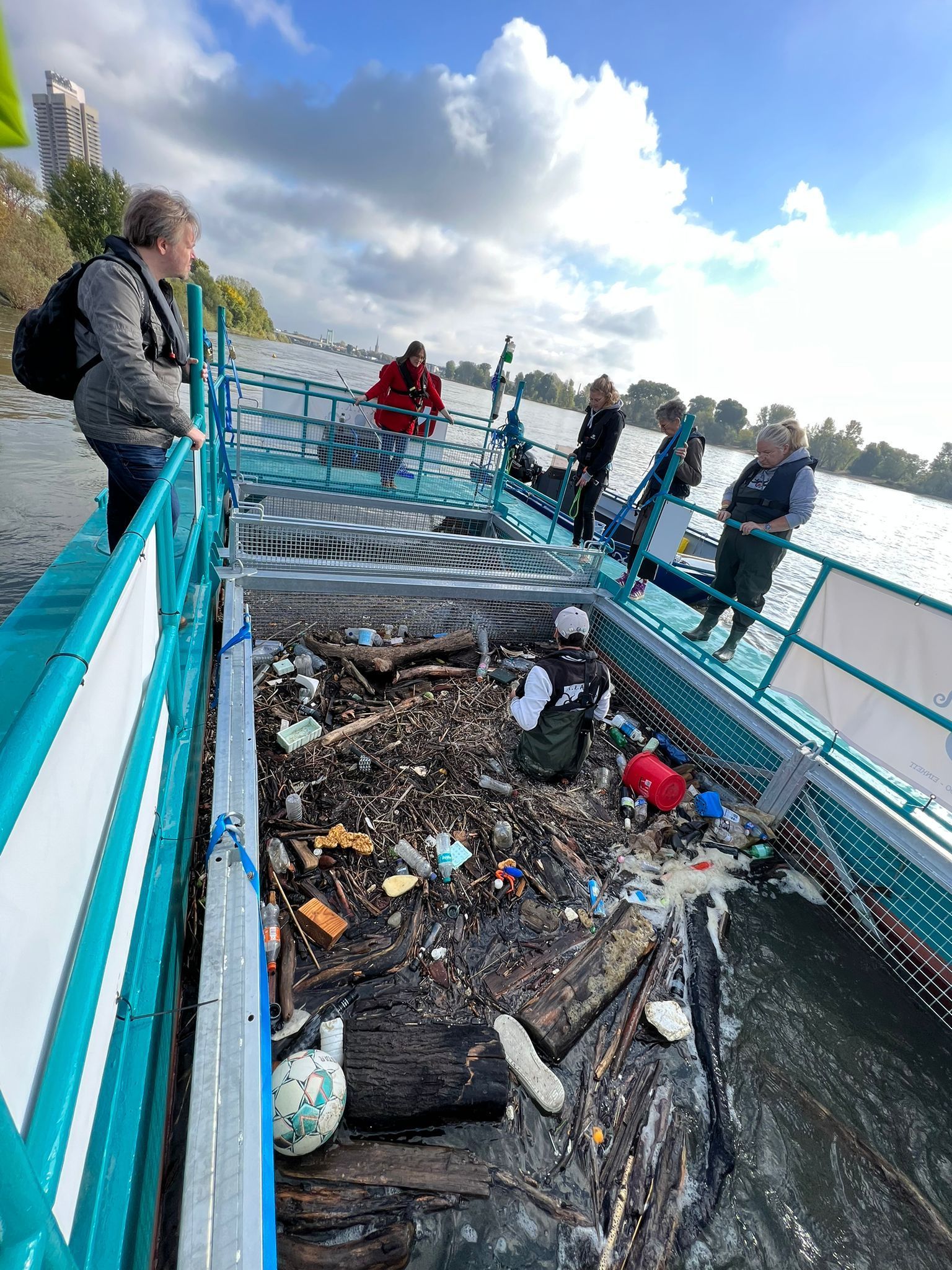Die Müllfalle „Rheinkrake“ verhindert, dass der Abfall weiter Richtung Nordsee treibt und sammelt ihn auf.
