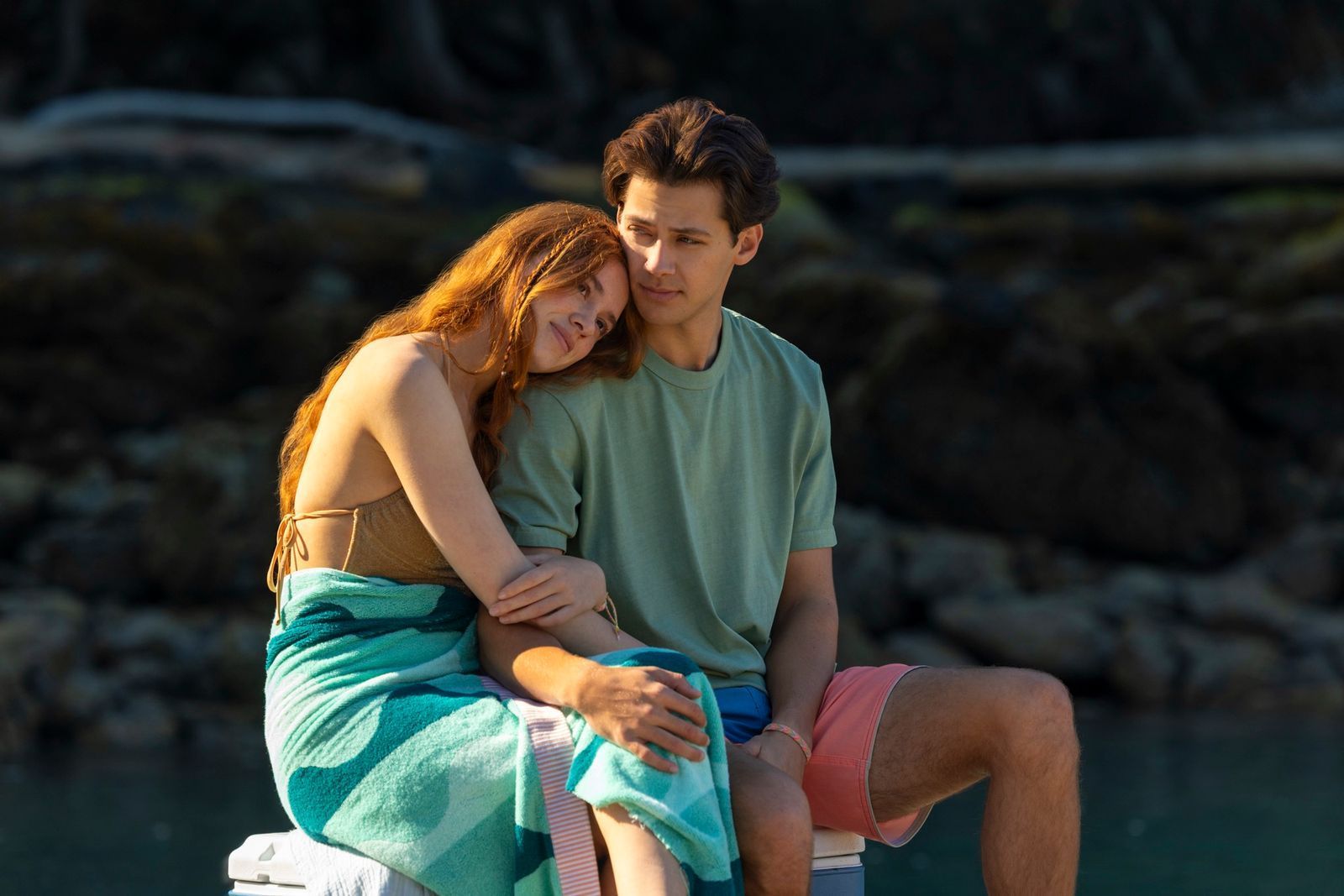 Persephone „Percy“ Fraser (Sadie Soverall) und Sam Florek (Matt Cornett) genießen den Zauber der ersten Liebe - und haben Mühen danach. (Bild:  © Amazon Content Services LLC / Justine Yeung)
