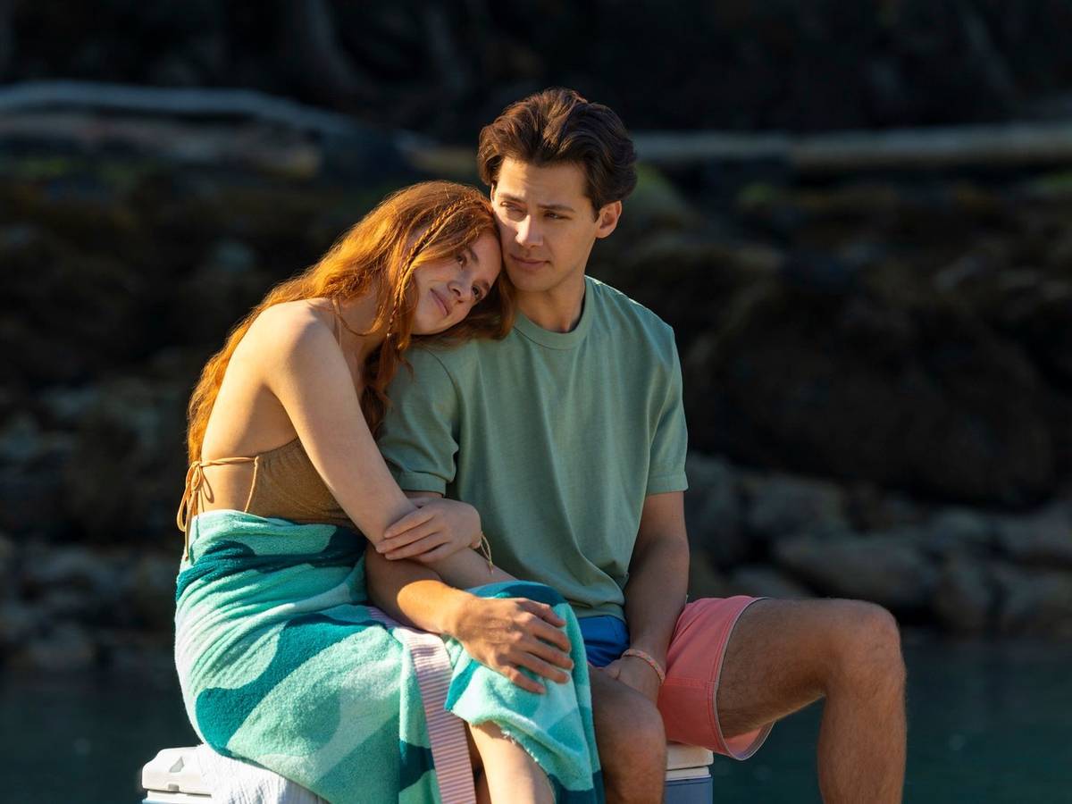 Persephone „Percy“ Fraser (Sadie Soverall) und Sam Florek (Matt Cornett) genießen den Zauber der ersten Liebe - und haben Mühen danach. (Bild: © Amazon Content Services LLC / Justine Yeung)