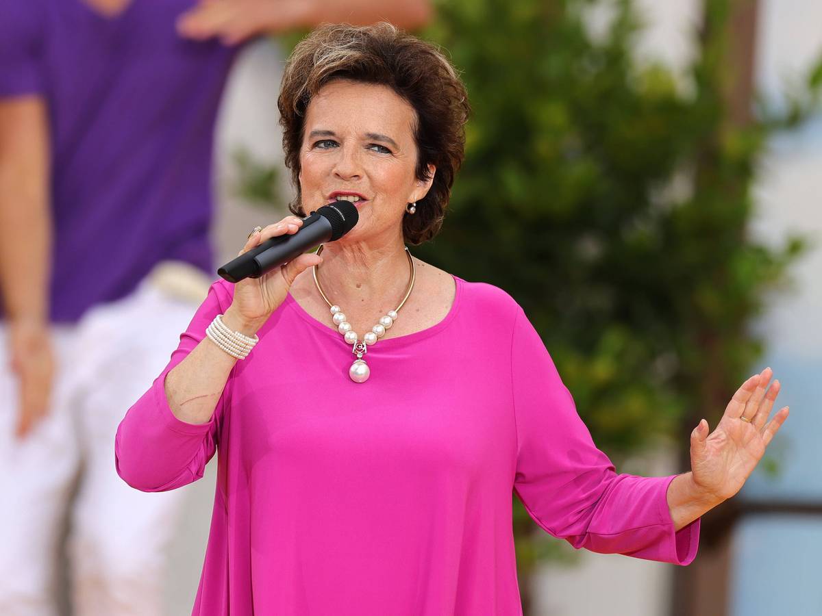 Monika Martin singt.