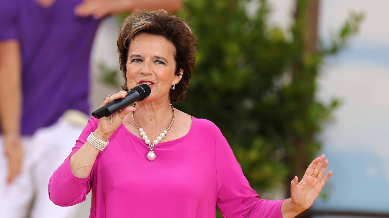 Monika Martin singt.