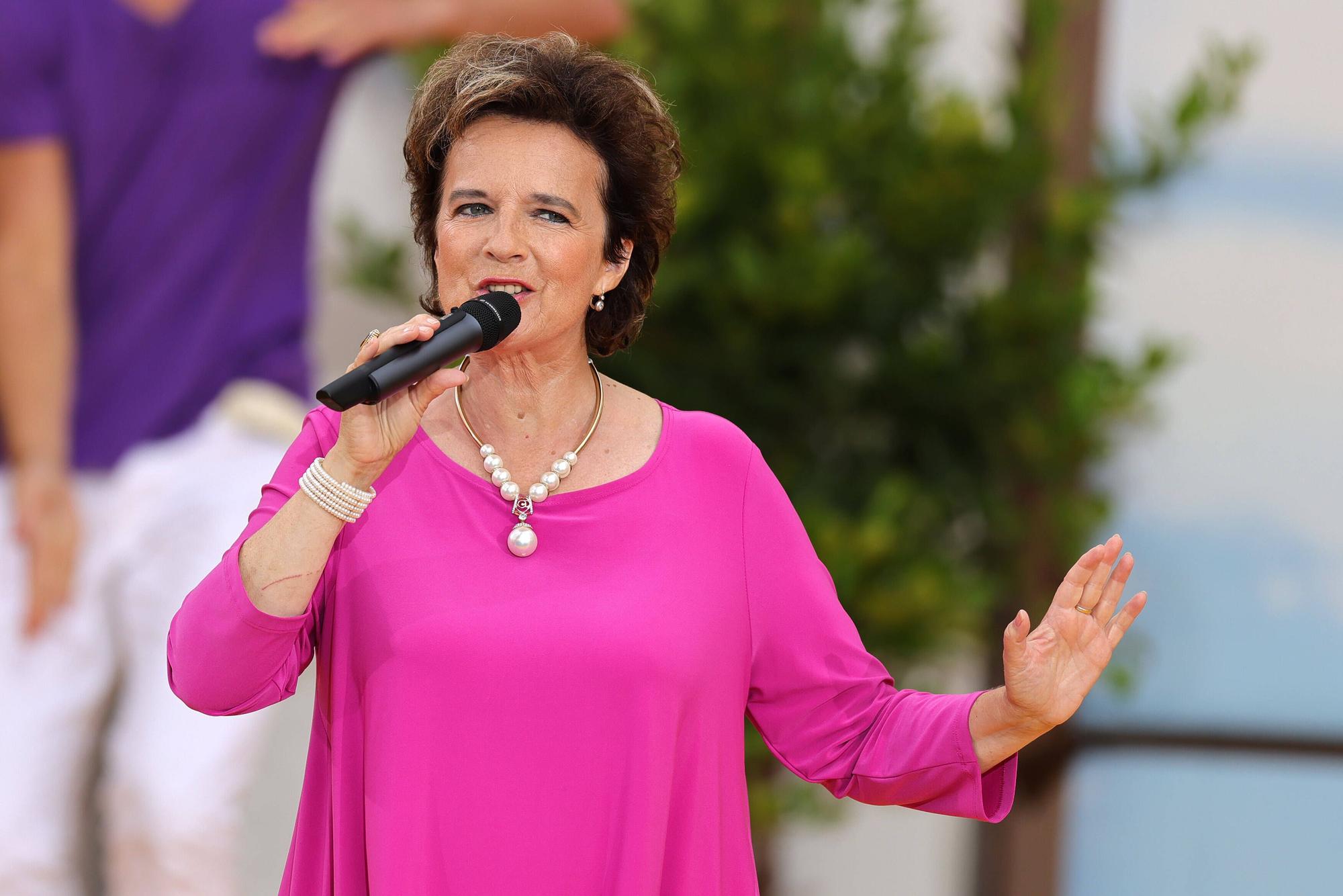 Monika Martin singt.