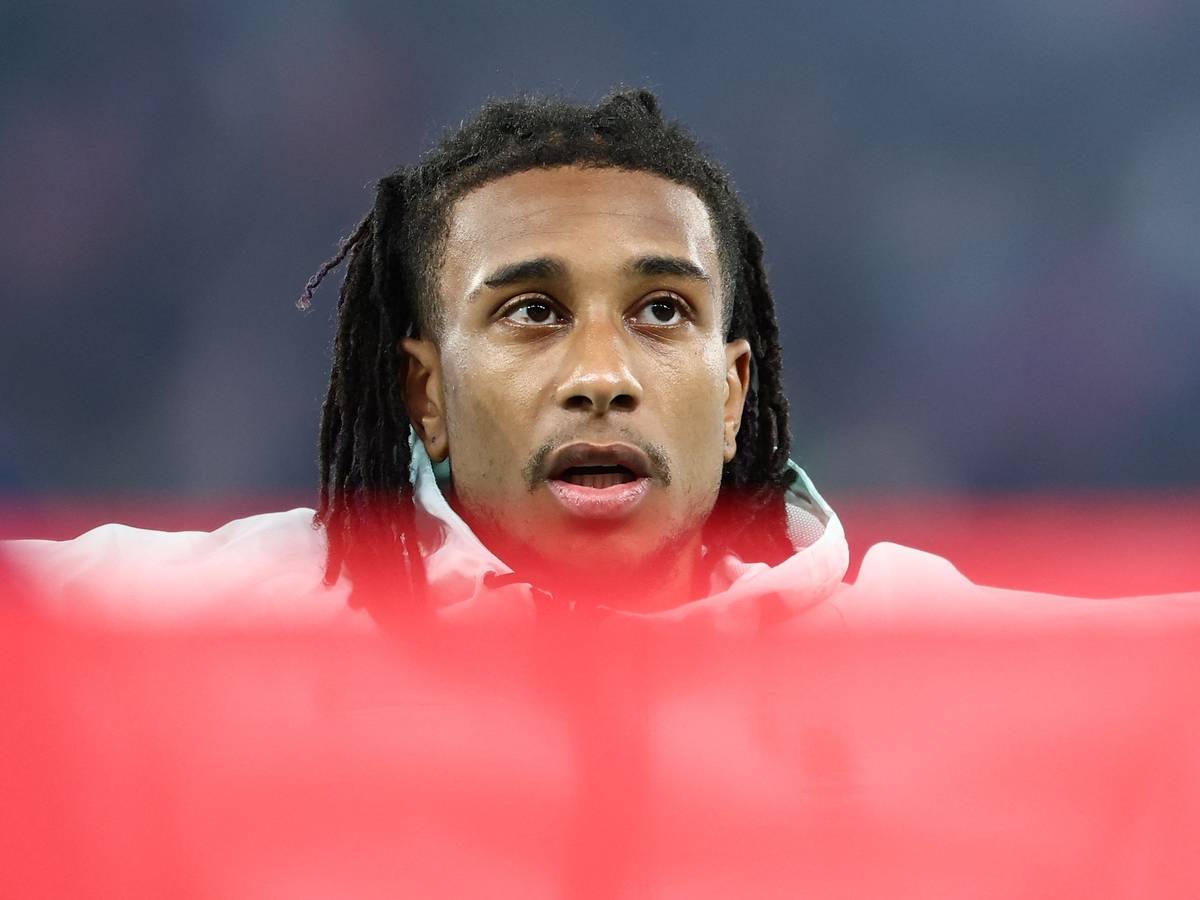 Michael Olise singt die französische Nationalhymne.