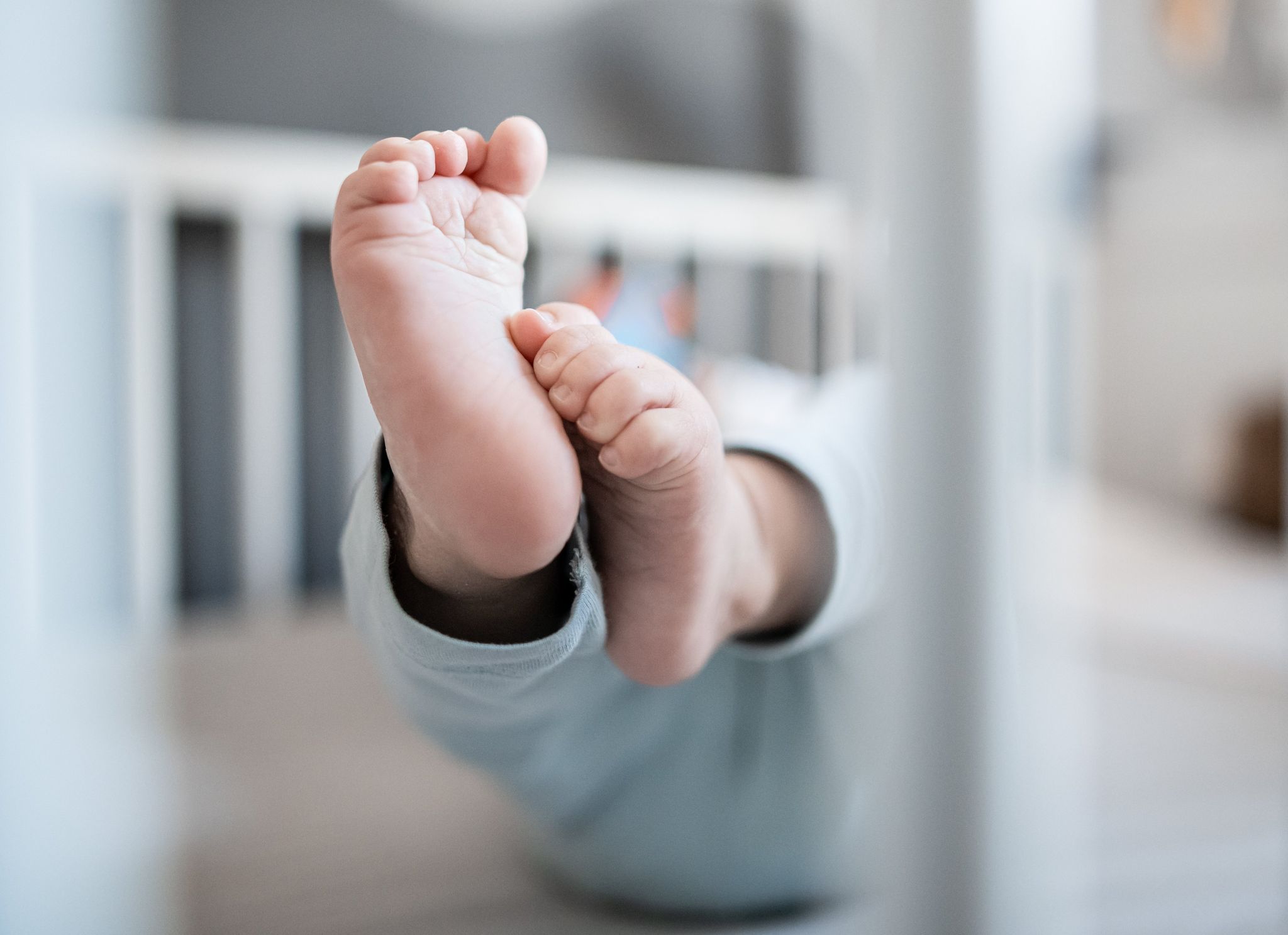 Baby in Gitterbett
