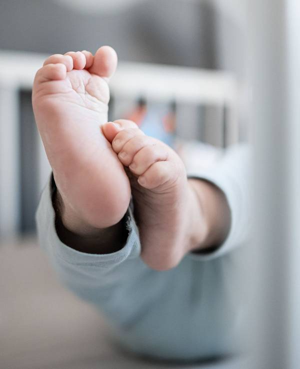 Baby in Gitterbett