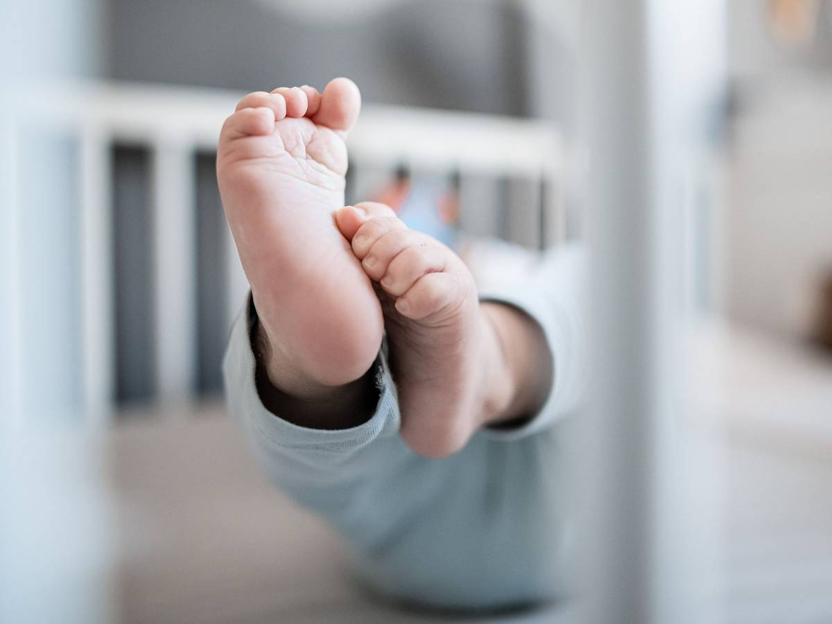 Baby in Gitterbett