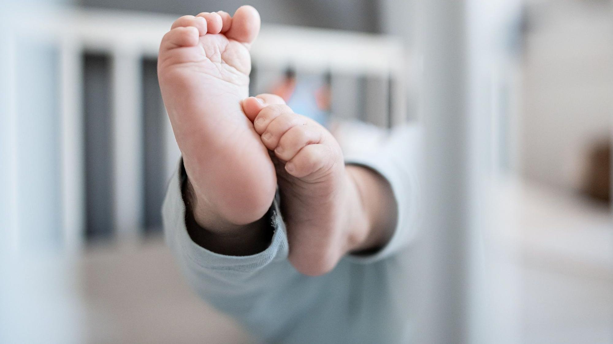 Baby in Gitterbett