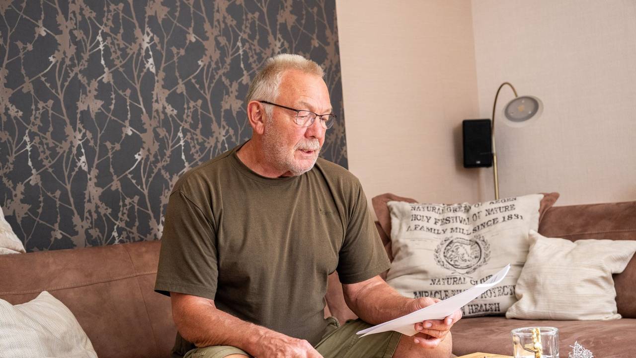 Ein älterer Mann guckt mit Taschenrechner durch Unterlagen