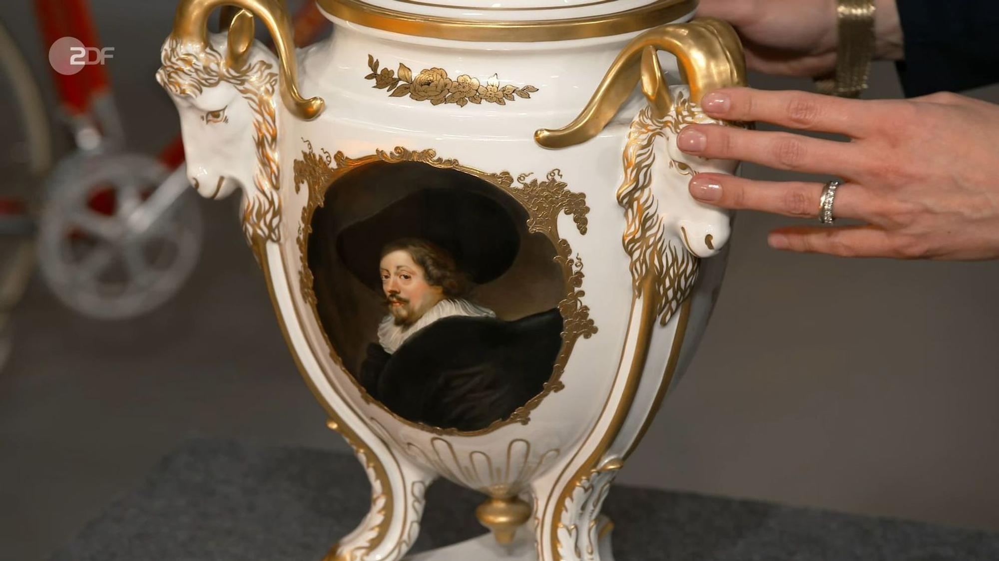 Welche Raritäten außerdem zum Kauf angeboten wurden: Den Wert der Deckelvase von Rosenthal aus dem Jahr 1910 mit einem Selbstbildnis von Peter Paul Rubens schätzte die Expertin auf 300 bis 500 Euro.
(Bild: ZDF)