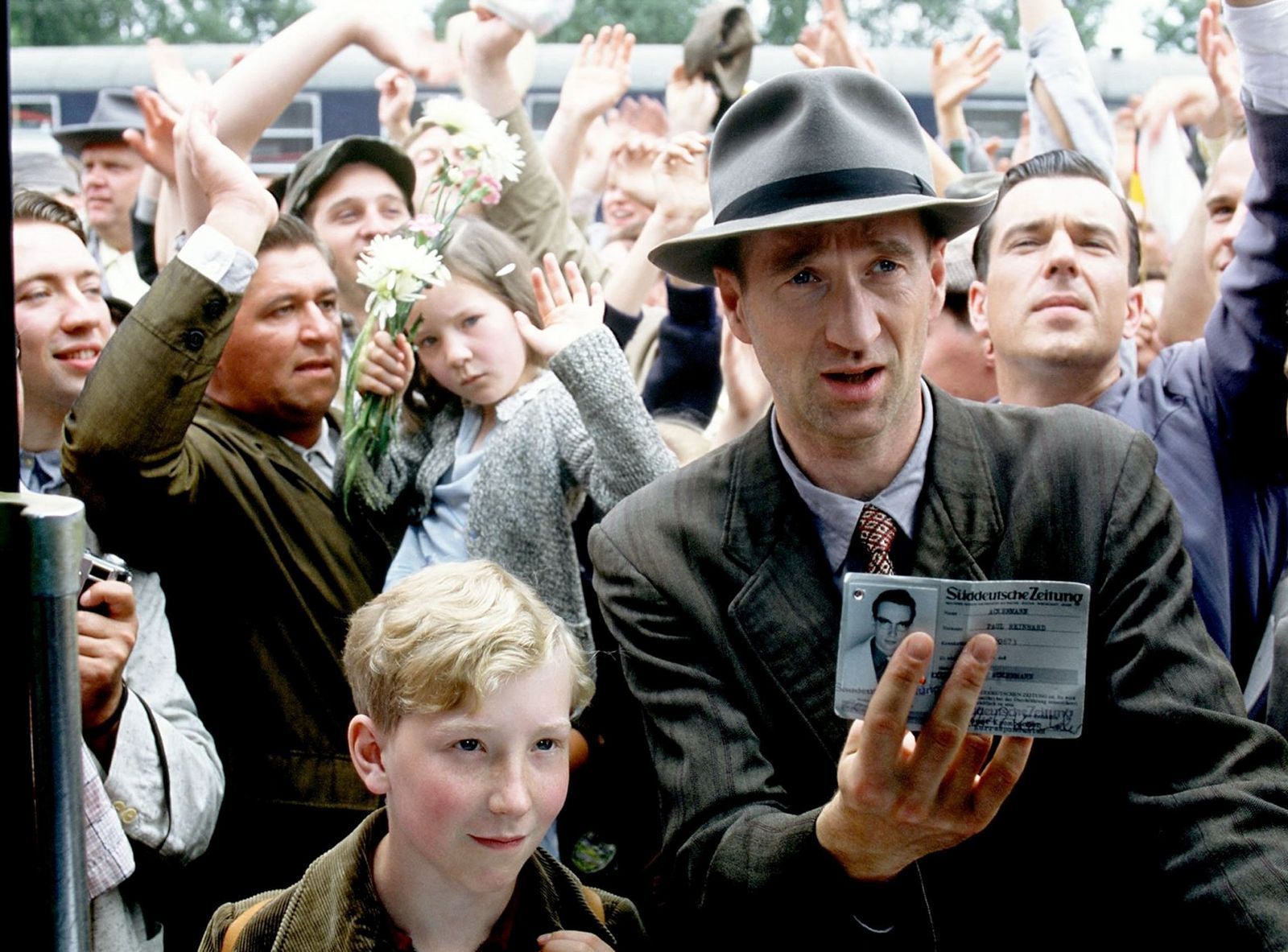 Richard (Peter Lohmeyer, rechts) hat eine große Überraschung für seinen Sohn Matthias (Louis Klamroth): Sie fahren zusammen in die Schweiz zum Finale der WM. (Bild: kabel eins / Senator Film)