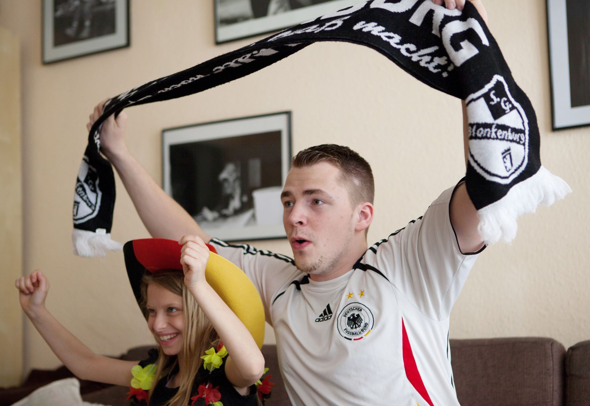Ein Mann und seine Tochter jubeln zur Fußball-WM vor dem TV